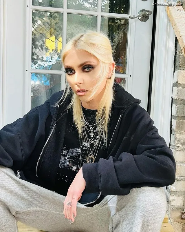 Taylor Momsen photo 13 of 1237