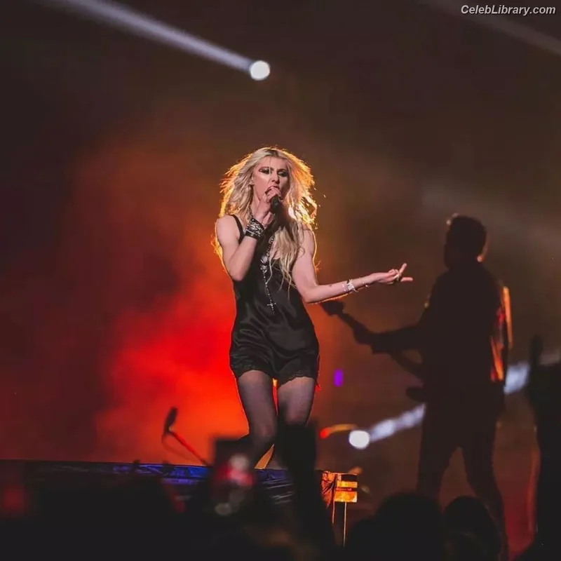 Taylor Momsen photo 16 of 1237