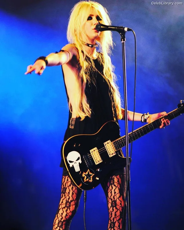 Taylor Momsen photo 17 of 1237