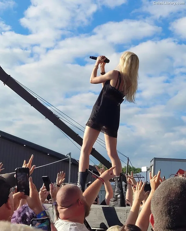Taylor Momsen photo 24 of 1237