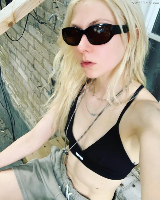 Taylor Momsen photo 4 of 1237