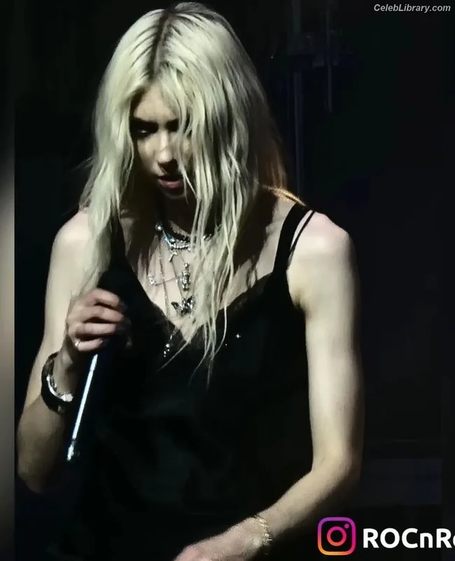 Taylor Momsen photo 10 of 1237