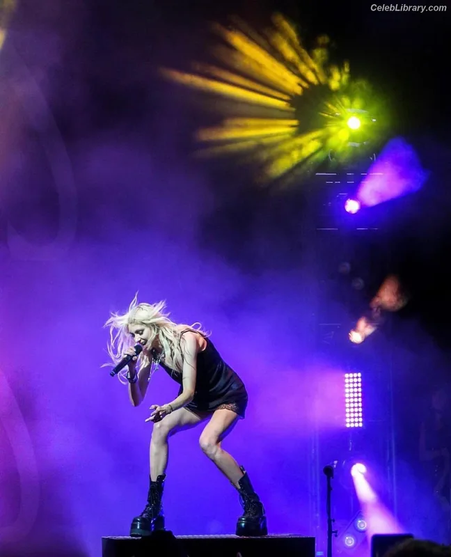 Taylor Momsen photo 11 of 1237
