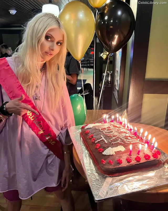Taylor Momsen photo 12 of 1237