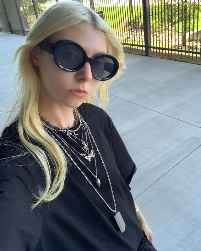 Taylor Momsen photo 1 of 1237
