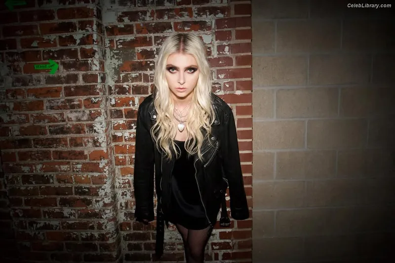 Taylor Momsen photo 2 of 1237