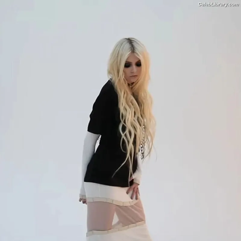 Taylor Momsen photo 8 of 1237