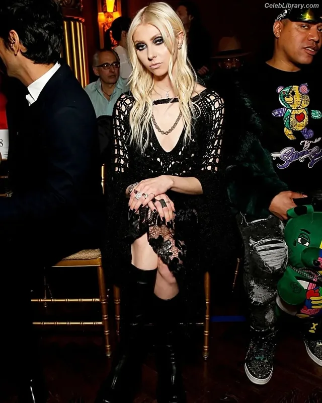Taylor Momsen photo 21 of 1237