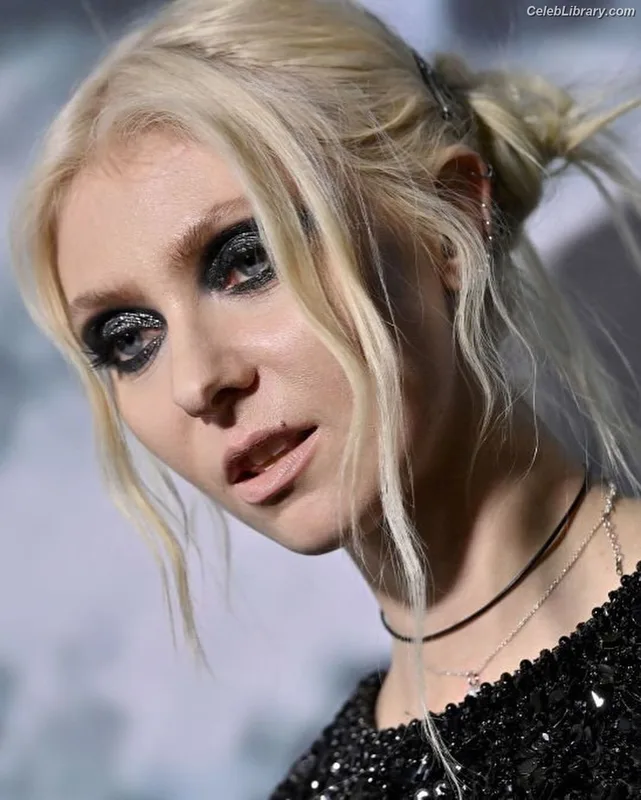 Taylor Momsen photo 24 of 1237