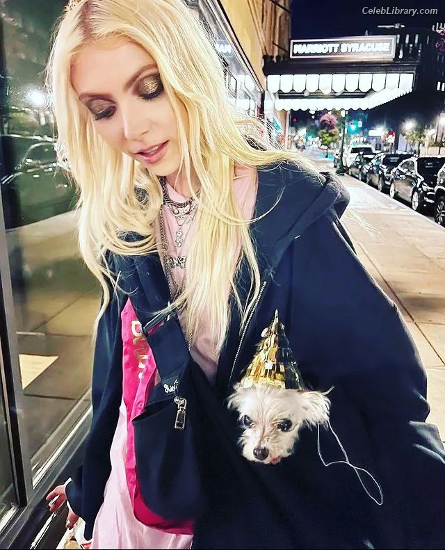 Taylor Momsen photo 16 of 1237