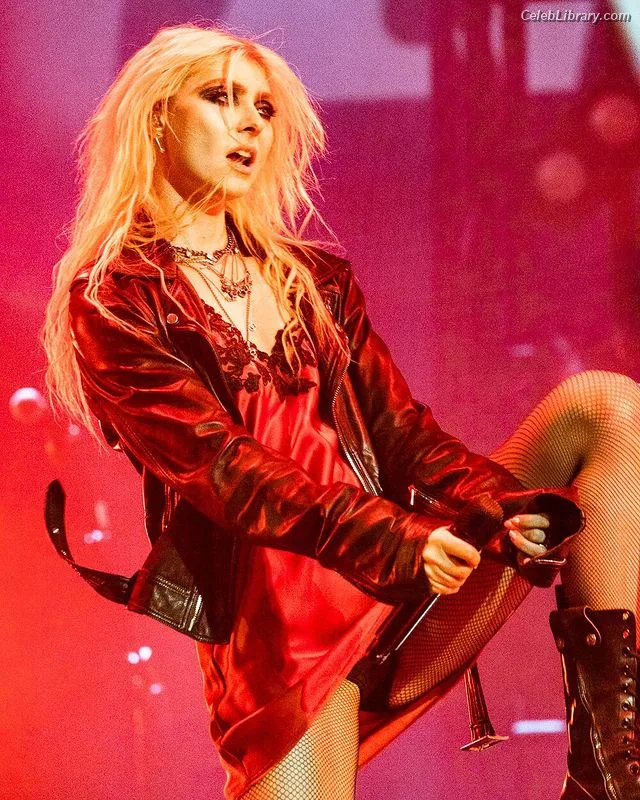 Taylor Momsen photo 18 of 1237