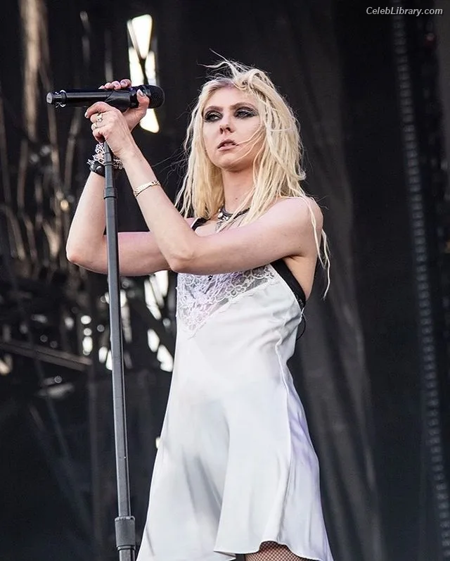 Taylor Momsen photo 24 of 1237