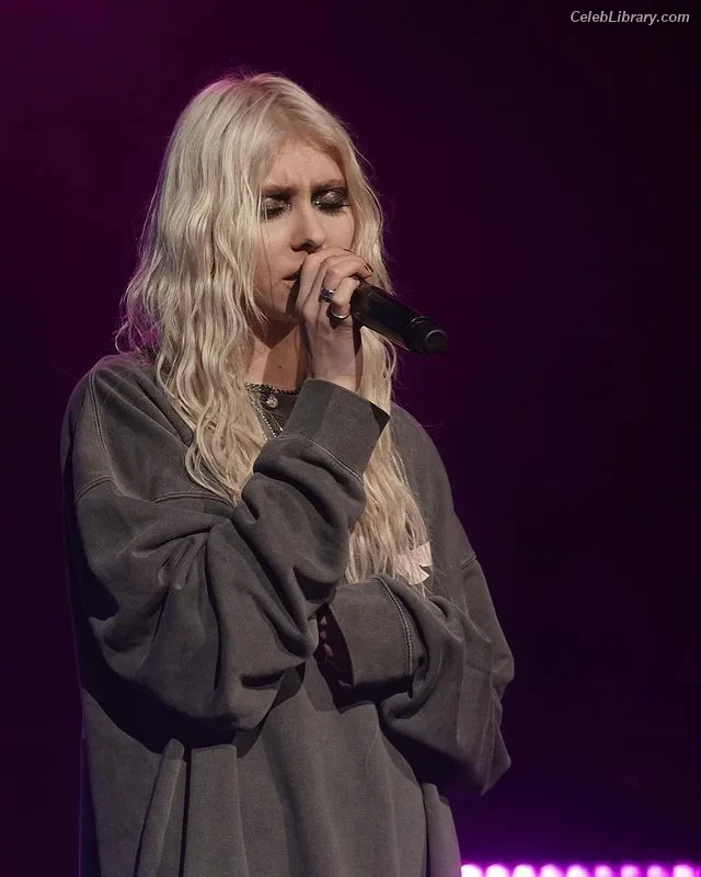 Taylor Momsen photo 1 of 1237