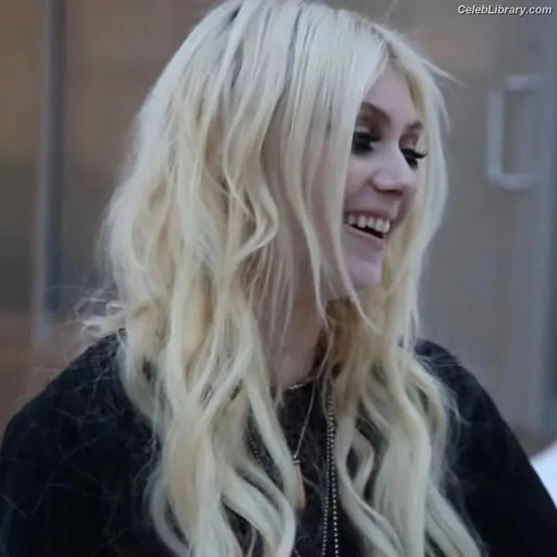 Taylor Momsen photo 9 of 1237