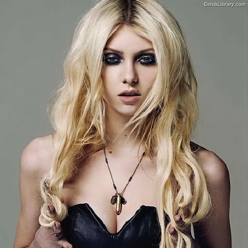 Taylor Momsen photo 11 of 1237