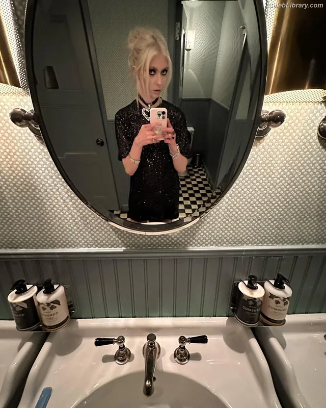 Taylor Momsen photo 20 of 1237
