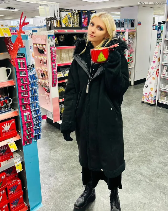 Taylor Momsen photo 3 of 1237