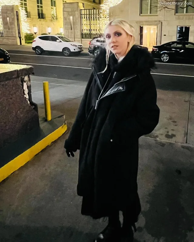 Taylor Momsen photo 4 of 1237