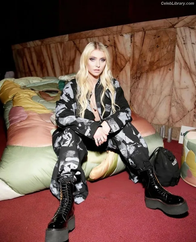 Taylor Momsen photo 24 of 1237