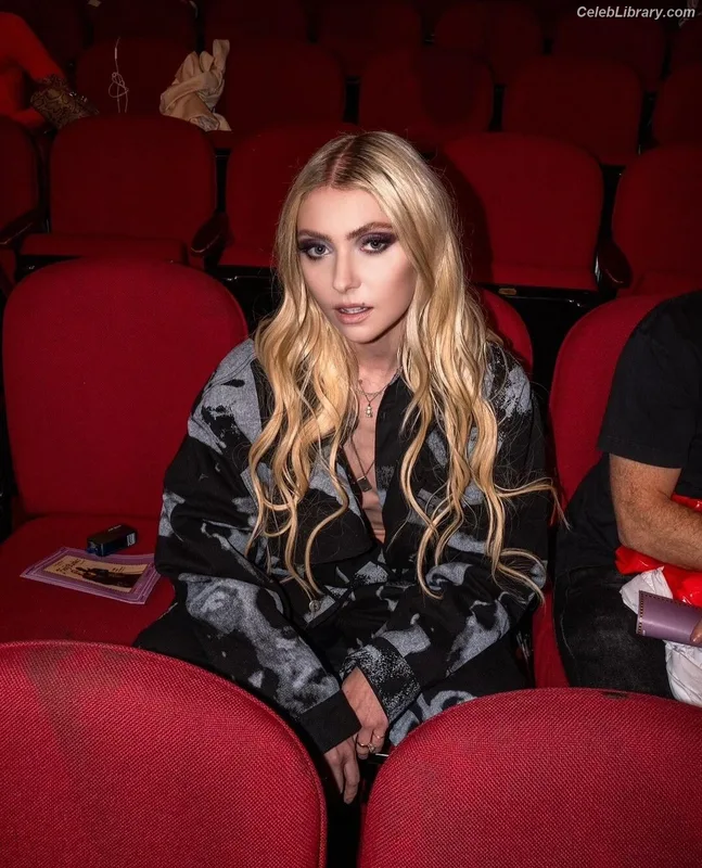 Taylor Momsen photo 2 of 1237