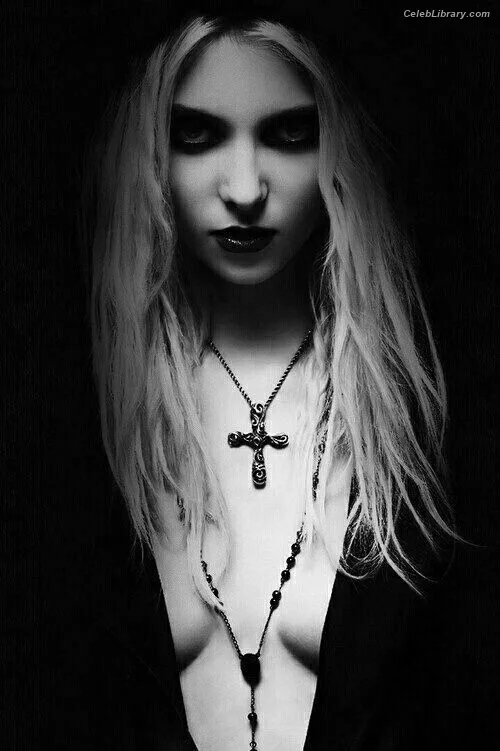 Taylor Momsen photo 4 of 1237