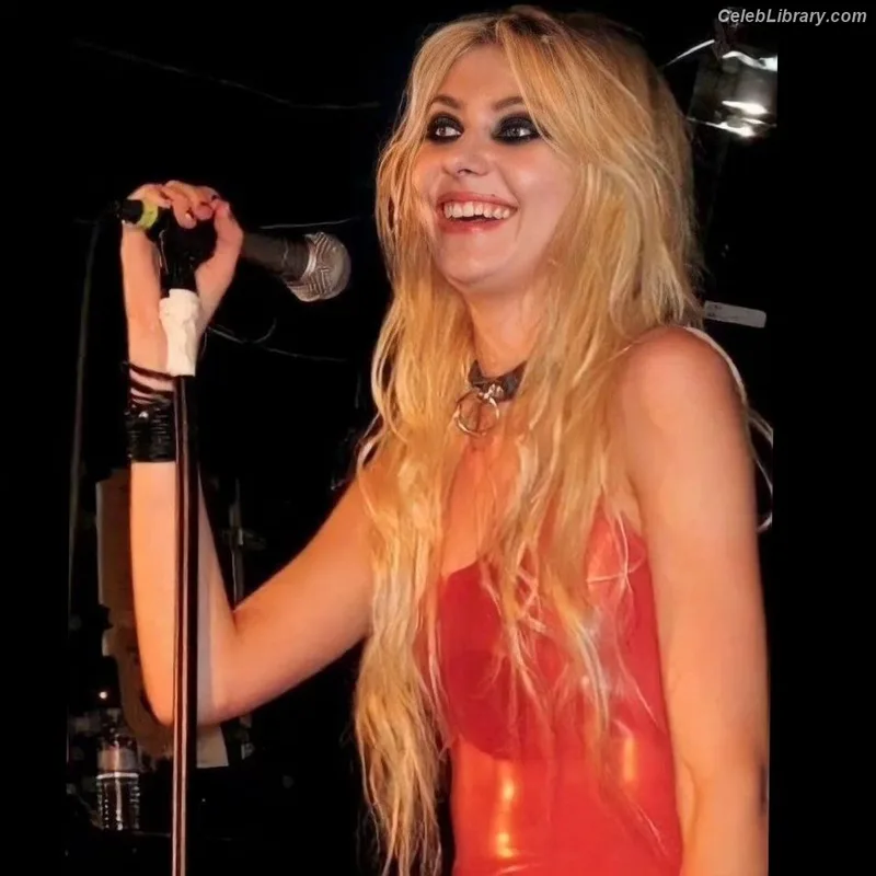 Taylor Momsen photo 16 of 1237