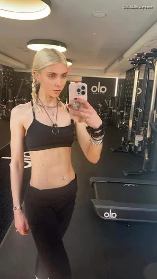 Taylor Momsen photo 18 of 1237