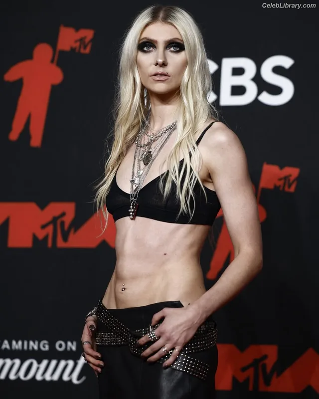 Taylor Momsen photo 1 of 1237