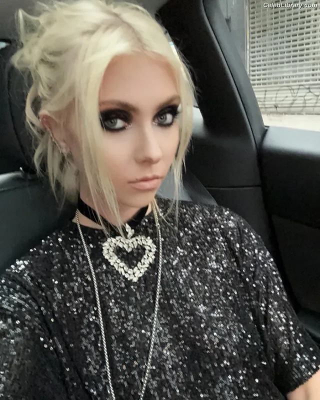 Taylor Momsen photo 17 of 1237
