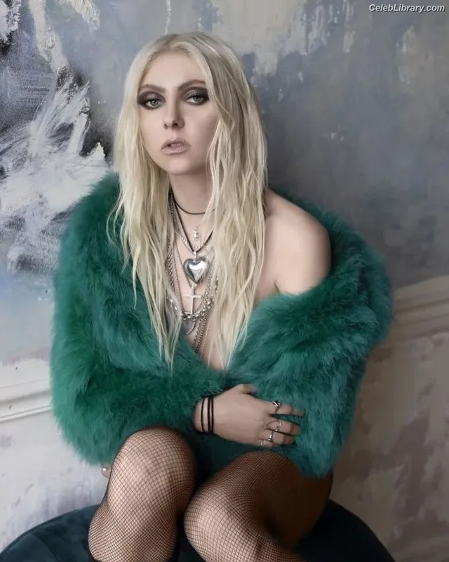 Taylor Momsen photo 22 of 1237