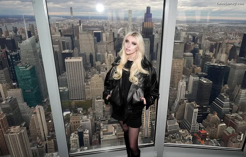 Taylor Momsen photo 1 of 1237