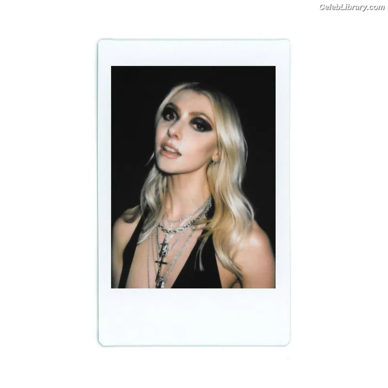 Taylor Momsen photo 24 of 1237