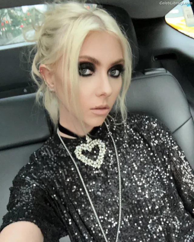 Taylor Momsen photo 12 of 1237