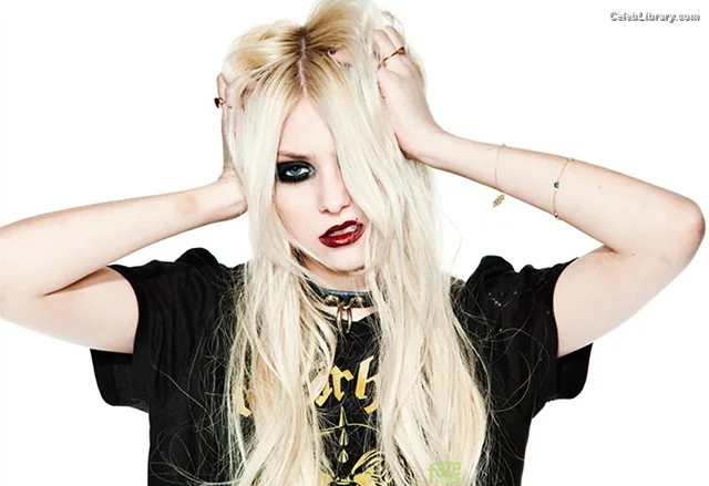 Taylor Momsen photo 1 of 1237