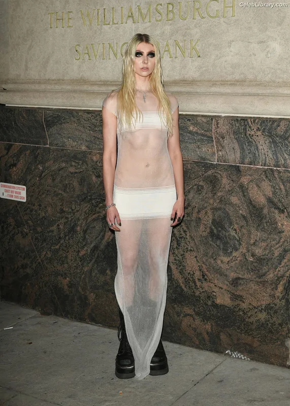 Taylor Momsen photo 4 of 1237