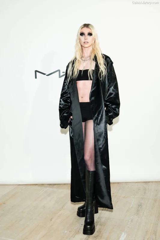 Taylor Momsen photo 10 of 1237