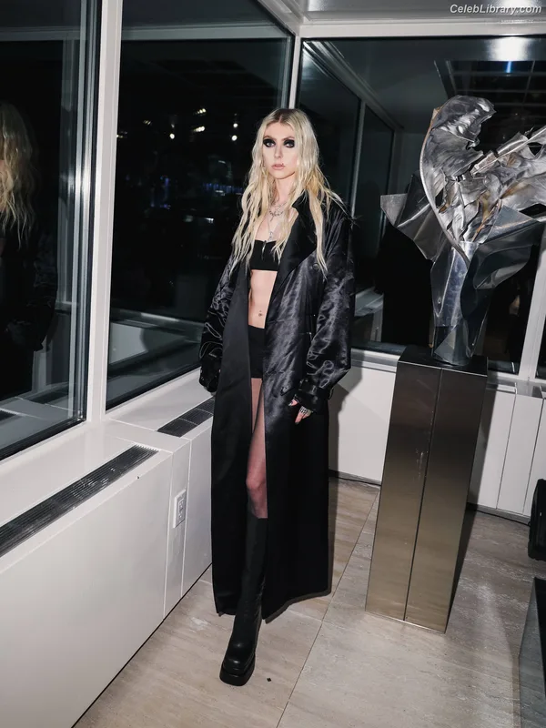 Taylor Momsen photo 13 of 1237