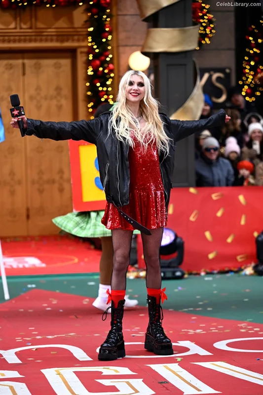 Taylor Momsen photo 5 of 1237