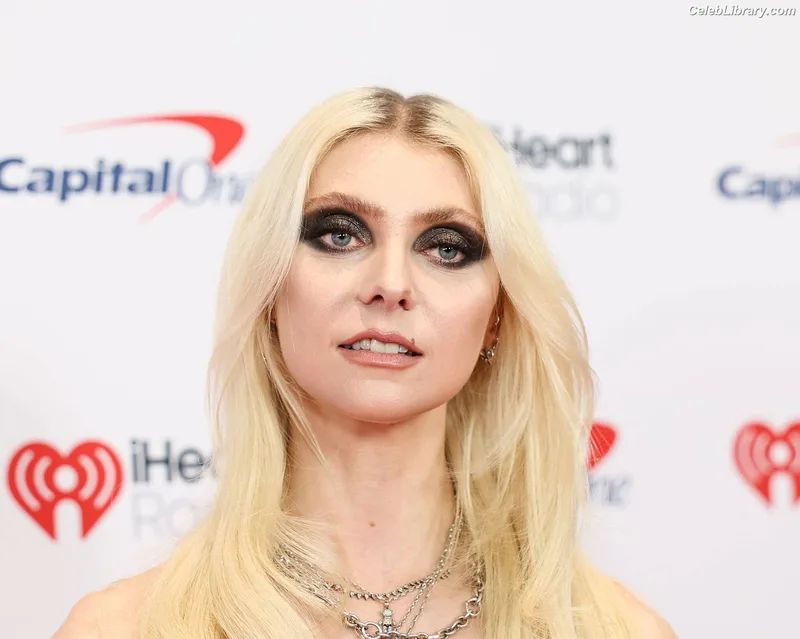 Taylor Momsen photo 12 of 1237