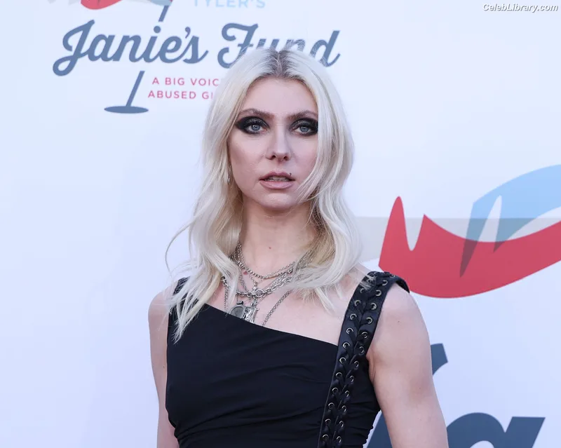Taylor Momsen photo 19 of 1237