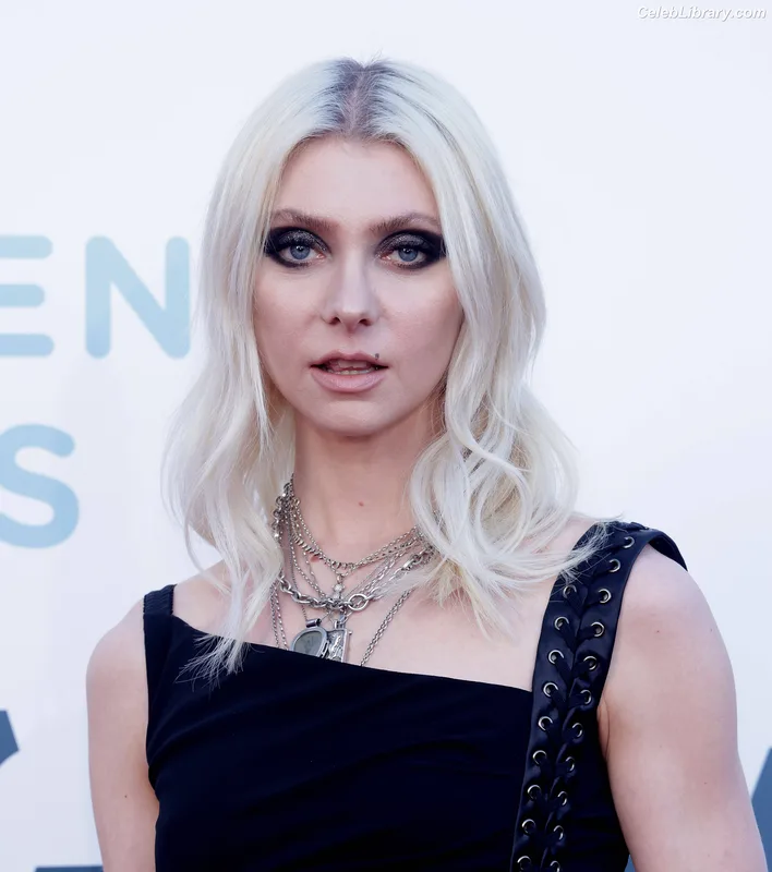 Taylor Momsen photo 22 of 1237