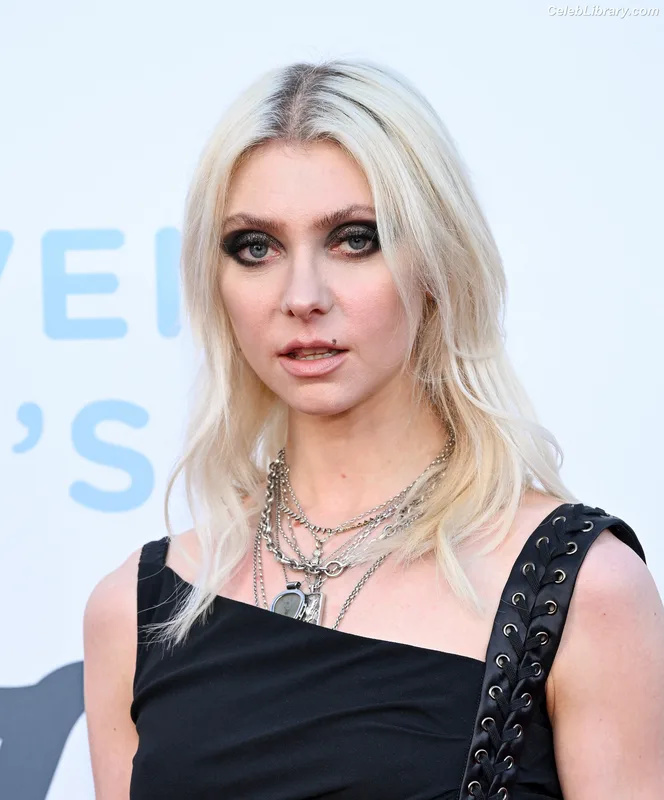 Taylor Momsen photo 2 of 1237