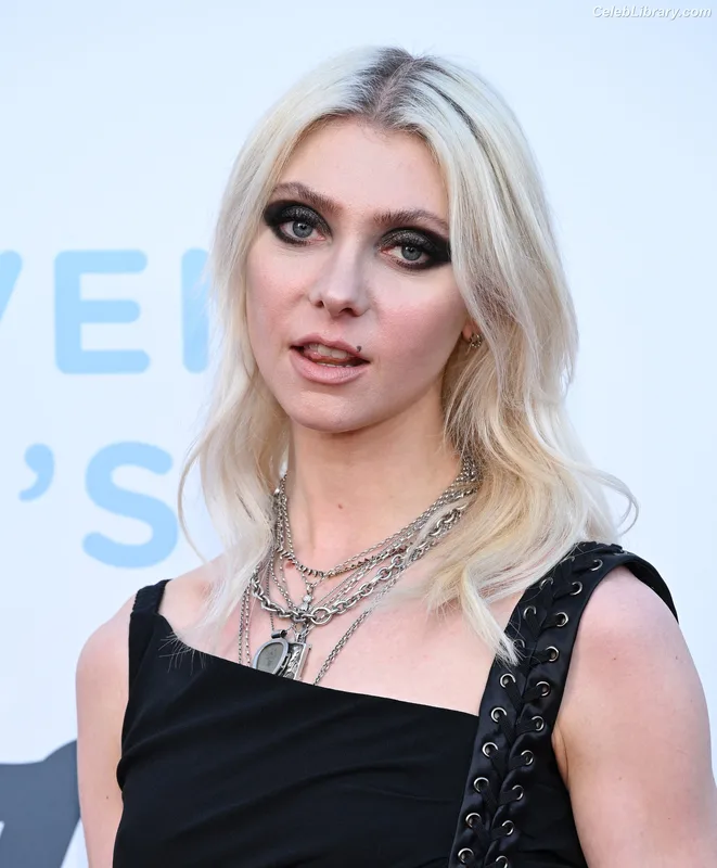 Taylor Momsen photo 3 of 1237