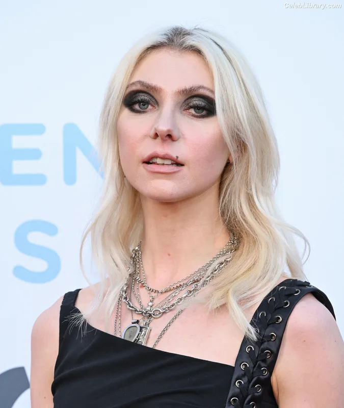 Taylor Momsen photo 5 of 1237