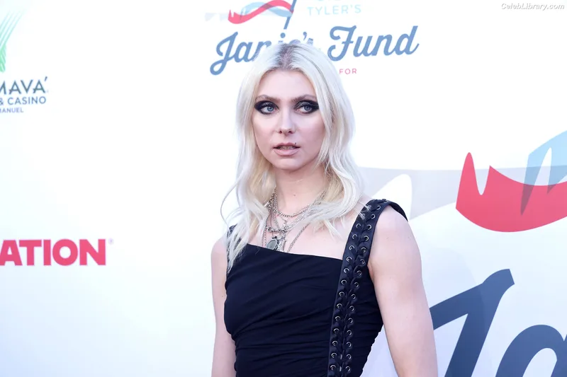 Taylor Momsen photo 8 of 1237