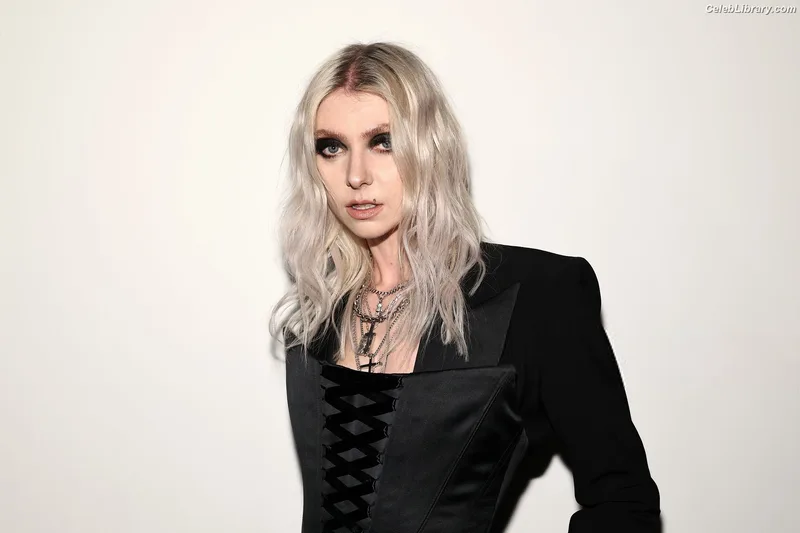 Taylor Momsen photo 16 of 1237