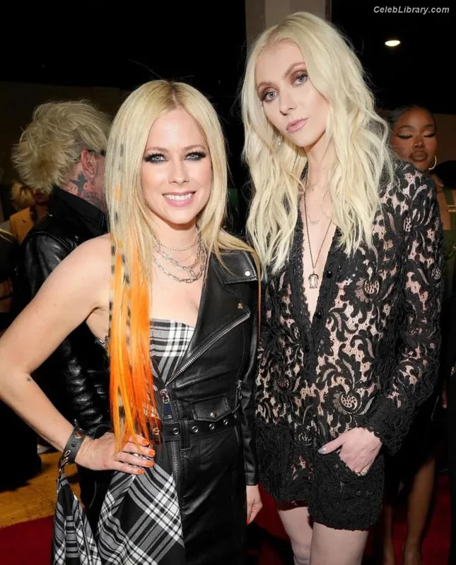 Taylor Momsen photo 1 of 1237