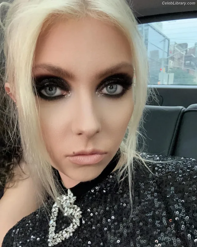 Taylor Momsen photo 12 of 1237