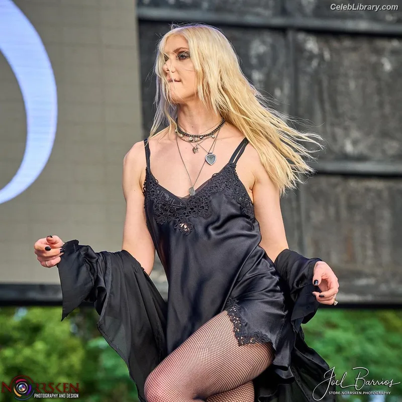 Taylor Momsen photo 1 of 1237