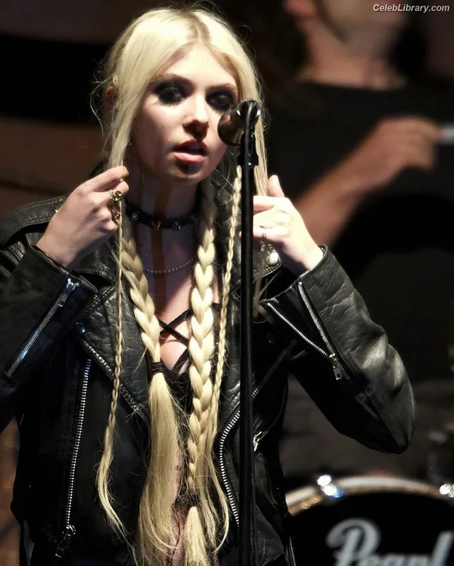 Taylor Momsen photo 3 of 1237